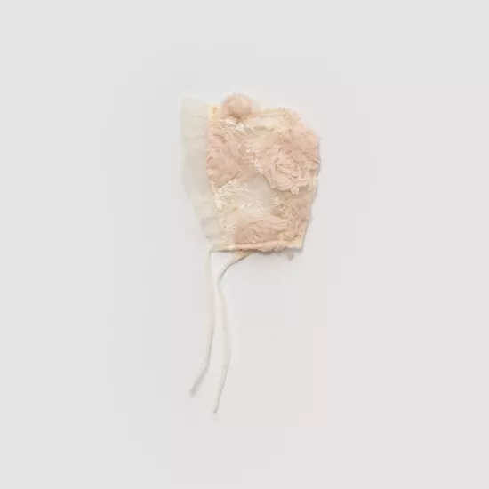 Güllü Dantelli Kız Bebek Bone